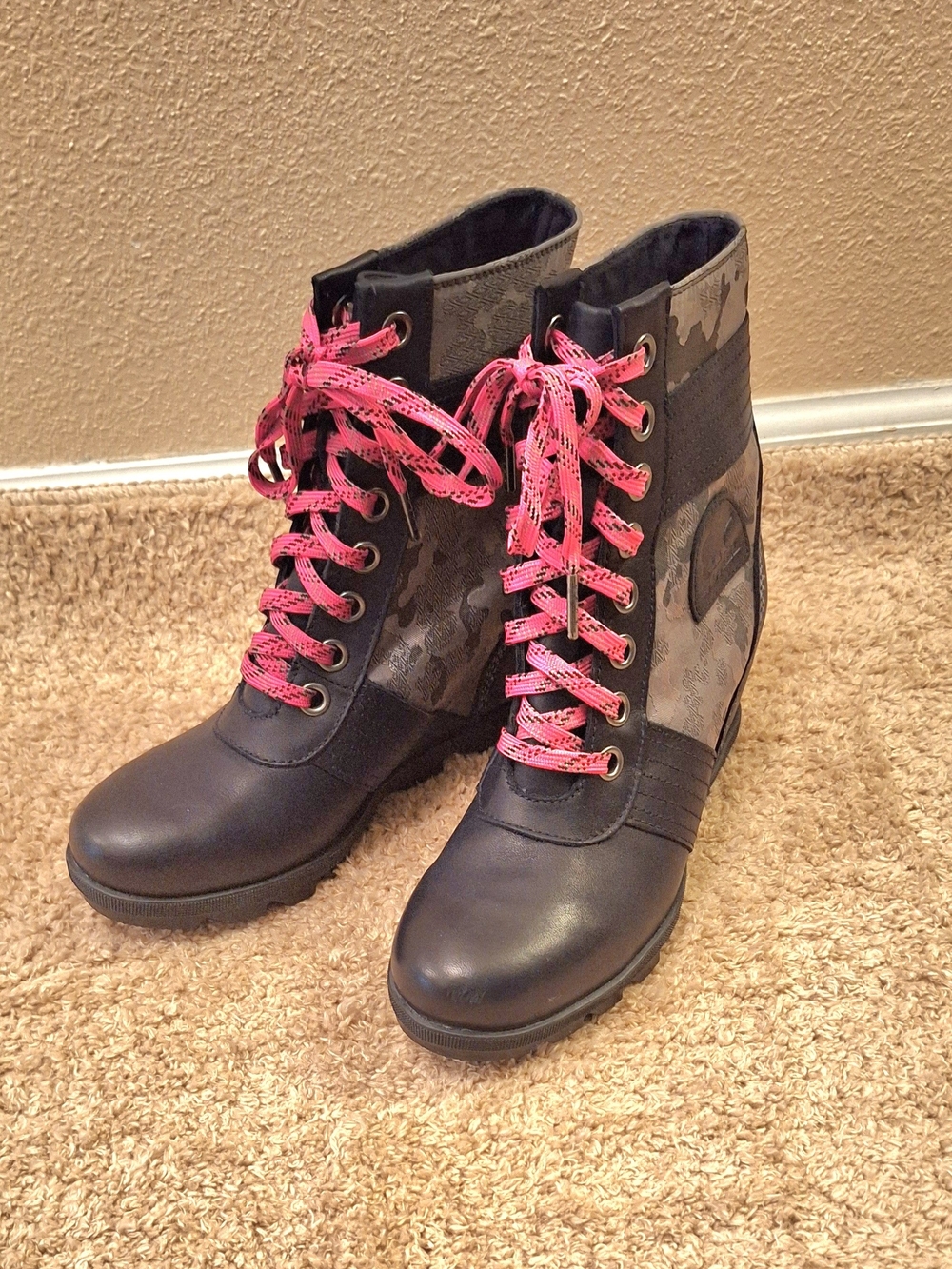 Sorel Black Women's Wedge Boots with Pink Laces and Gray Design Panels. Size 8.5